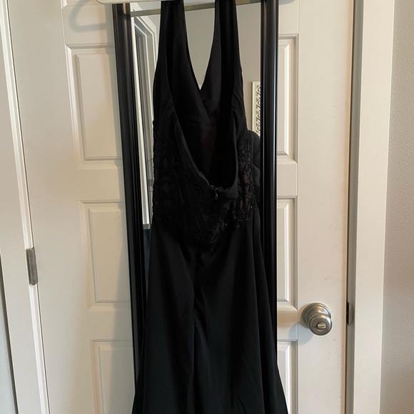 Formal halter dress. Good condition. Sequins and lace. Low back - Picture 2 of 6